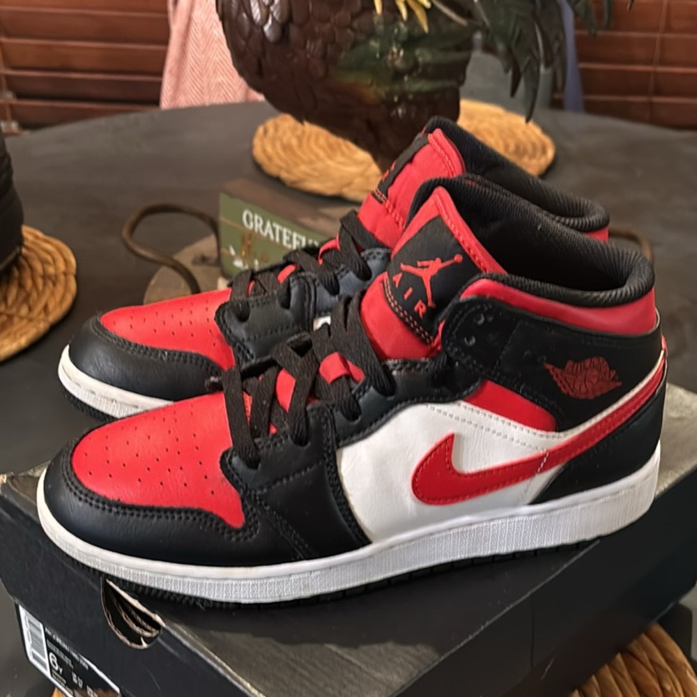 Big Boys Air Jordan 1 ‘Bred Toe' Red Black Sneakers, Size 6Y